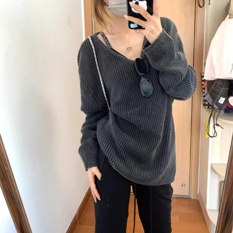 Street Fashion Winter 2025 - Damski sweter z dekoltem w serek,