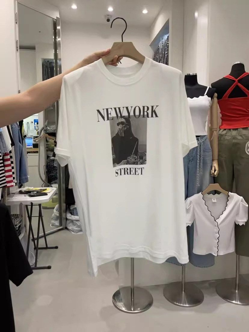 Street Fashion New York 2026 - Damska koszulka z grafiką w stylu